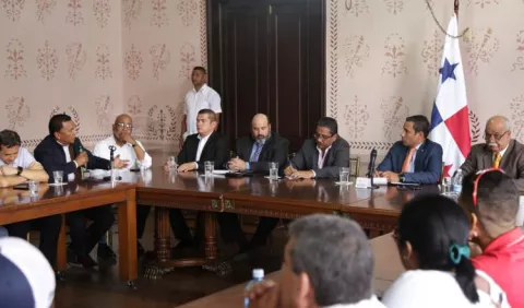 Instalan mesa con transportistas que rechazan pago en  efectivo a Uber y Cabify