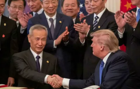 Estados Unidos y China firman una tregua preliminar en su guerra comercial