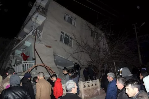 Al menos 21 muertos y más de mil heridos por el terremoto en Turquía