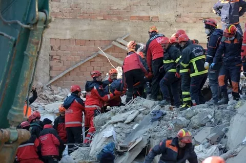Aumentan a 35 los muertos por el terremoto en Turquía, pero sigue el rescate
