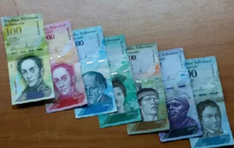 Venezolanos han visto cómo su moneda, el bolívar, se depreció frente al dólar en más del 23 por ciento 