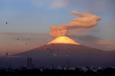 Reportan explosión en el volcán Popocatépetl en México