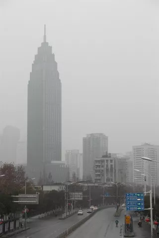 China ordena el cierre  de dos ciudades cercanas a Wuhan para contener el coronavirus