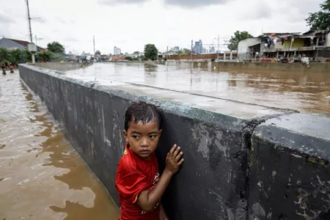 Inundaciones en Indonesia dejan más de 10 muertos y miles de desplazados