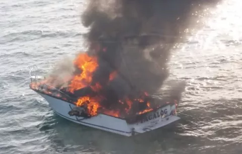 Video: ¡Fuego! Hombres y mujeres al agua cerca de isla Flamenco