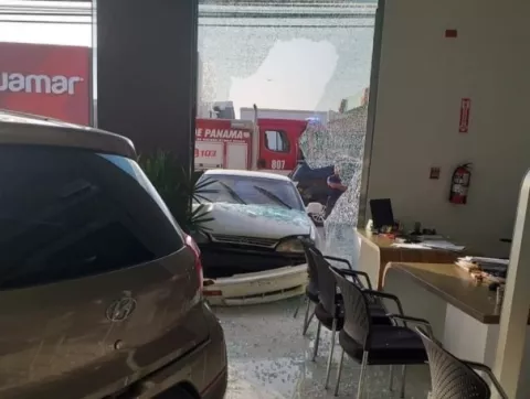 Fuerte colisión entre dos autos deja heridos y un local comercial afectado