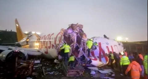 Avión de pasajeros se sale de la pista de aterrizaje y se parte entre pedazos en un aeropuerto de Turquía