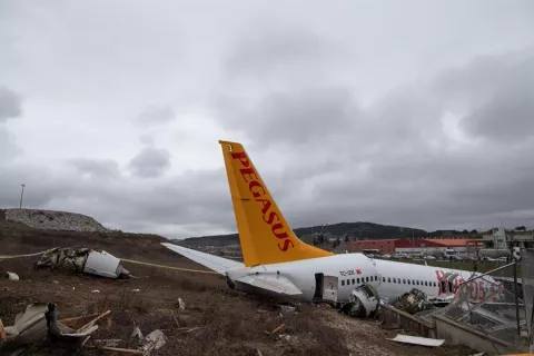 Investigan las causas del accidente del avión siniestrado en Estambul que  dejó tres muertos 