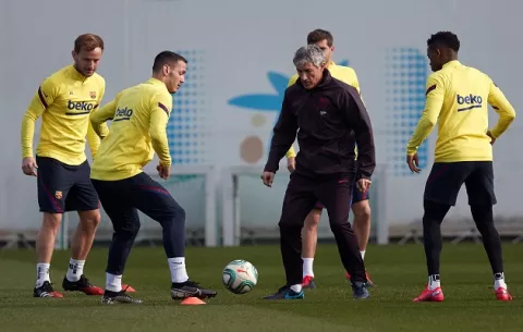 Falta de fichajes en la delantera han debilitado al Barcelona, reconoce Setién