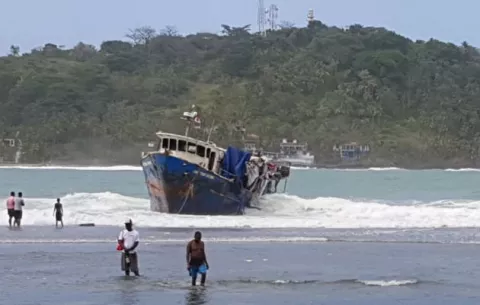 Barco choca contra arrecife en Isla Grande y derrama más de mil galones de combustible 