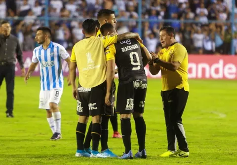 Rolando Blackburn es  muy criticado por  fallar penal que elimina a The Strongest de la Libertadores