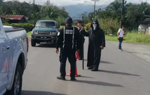 Original campaña de concientización vial hace el Tránsito en Bocas del Toro 