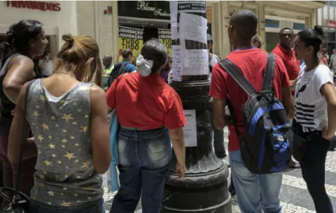 Casi 3 millones de brasileños buscan empleo hace dos años