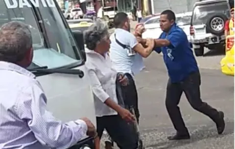 "Pavos" de la ruta de transporte David-Frontera se enfrentan a puños en Bugaba