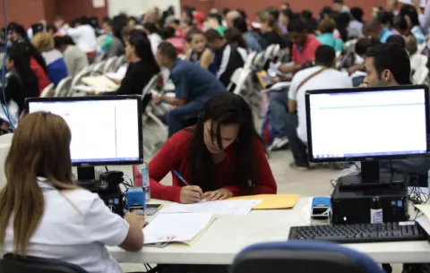 Crece rechazo a iniciativa de abrir profesiones a extranjeros