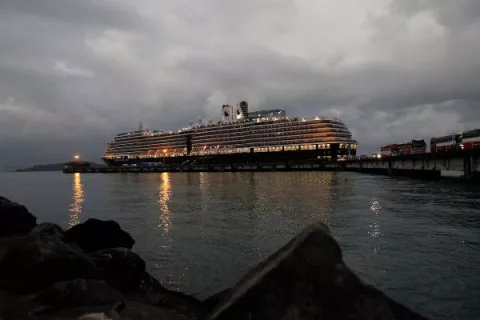 Últimos pasajeros abandonan el crucero en Camboya tras descartarse que estén enfermos con el coronavirus