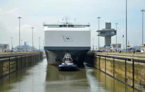 Inicia cobro adicional a navieras por tránsito de barcos por el Canal de Panamá