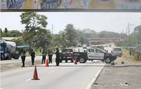 Trabajador muere al caer de puente peatonal en Capira y ser arrollado por un autobús 