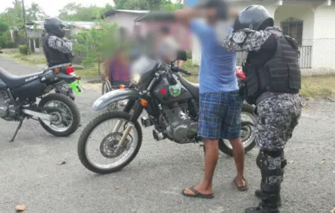 Varios arrestos, decomiso de arma de fuego, municiones y drogas en domingo carnaval