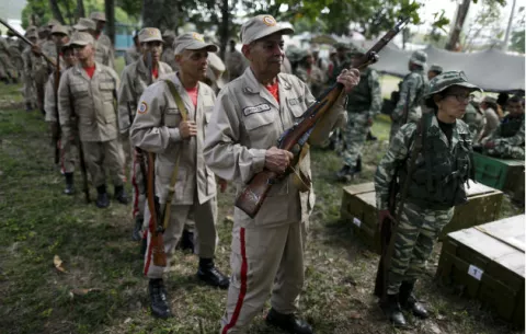 Chavistas tienen 4 millones de milicianos armados con kalashnikov, asegura Cabello
