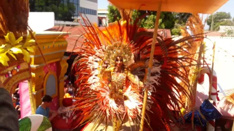 Fiesta, agua y paseos en los carnavales del interior del país