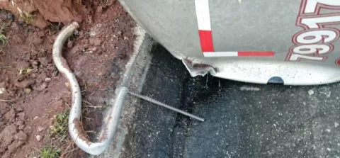 Camión cisterna cargado con 1,500 galones de diesel se vuelca en la autopista Panamá-Colón