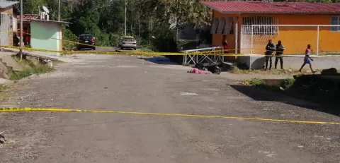 Un hombre muerto y una mujer herida en una balacera en el área de La feria en Colón