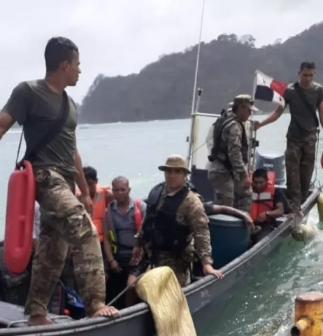 Embarcación encalla en Isla Grande y las seis personas a bordo salen ilesas