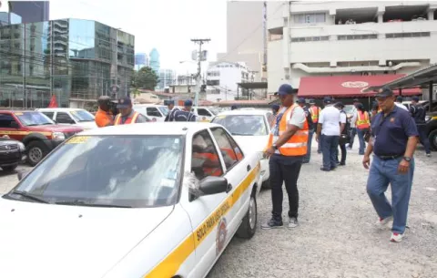 Contraloría sorprende a funcionario que trasladaba licor en un vehículo del Estado