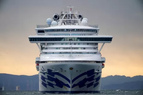 Coronavirus convierte en pesadilla las vacaciones de miles de personas en dos cruceros de placer