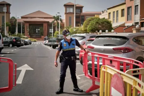 Autoridades españolas ponen en cuarentena un hotel  con unos mil huéspedes por caso de coronavirus