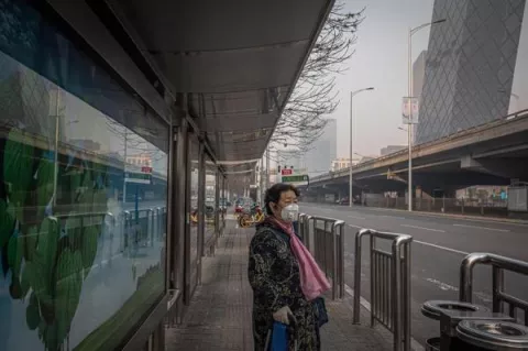 China vive un destello de esperanza por el descenso de nuevos casos de coronavirus