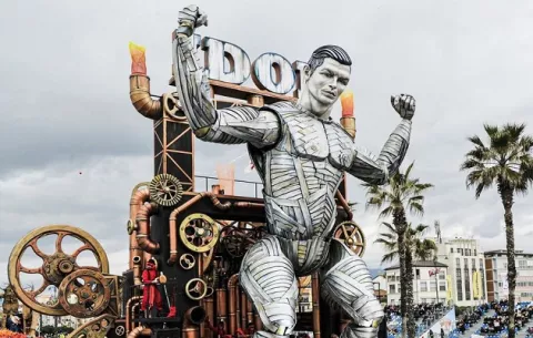¡Saluden al comandante! Cristiano Ronaldo inspiró carroza del Carnaval de Viareggio