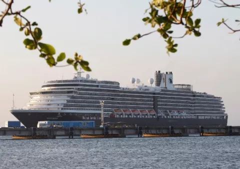 Llega a Camboya el crucero rechazado por cinco países por temor al coronavirus