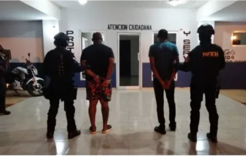 Policía Nacional detiene a tres personas que portaban droga y le incautan 15 mil dólares