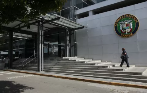 Contraloría mantiene suspensión de salarios a 16 diputados suplentes que laboran en otras entidades