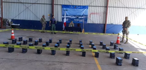 Colombianos tiran la droga al mar, pero no logran escapar de las autoridades