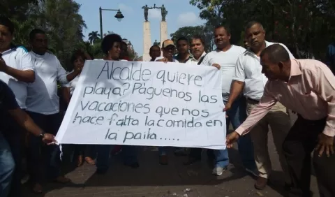 Exfuncionarios reclaman pagos en la alcaldía