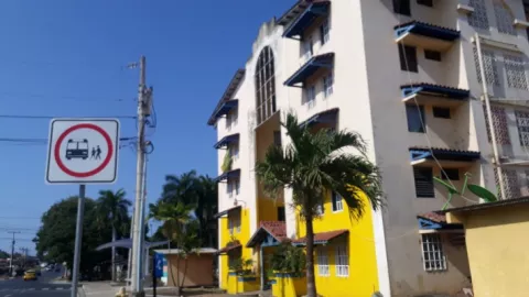 Banco Hipotecario Nacional desaloja a siete extranjeros de los edificios en Llano Bonito de Chitré