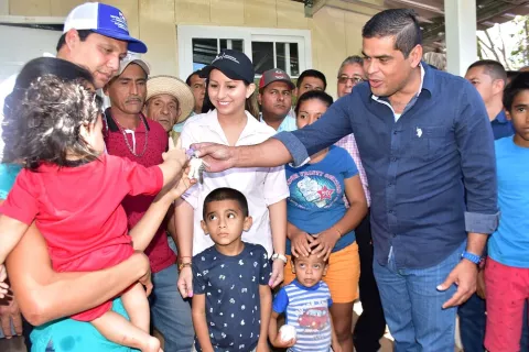 Familias  en condición de pobreza multidimensional en Herrera reciben apoyo gubernamental