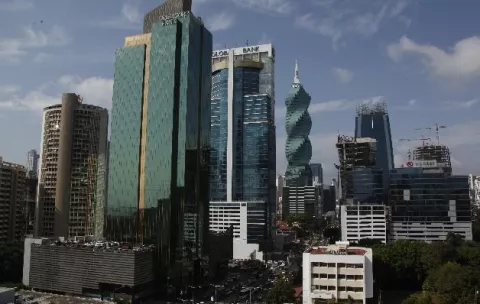 Fitch Ratings baja calificación de riesgo de estable a negativo para bancos panameños