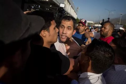 Juan Guaidó promete más presión contra Maduro luego de ser recibido a golpes en el aeropuerto