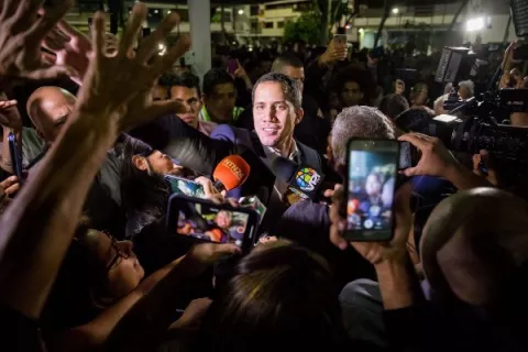 Detienen al tío de Juan Guaidó por portar explosivos en un avión