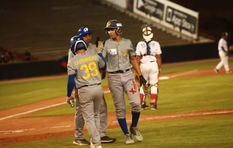 Herrera y Los Santos pegan primero en el juvenil
