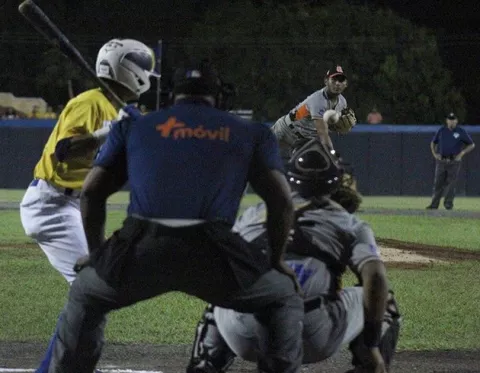 Herrera podría clasificar a la final del béisbol juvenil en el  Claudio Nieto