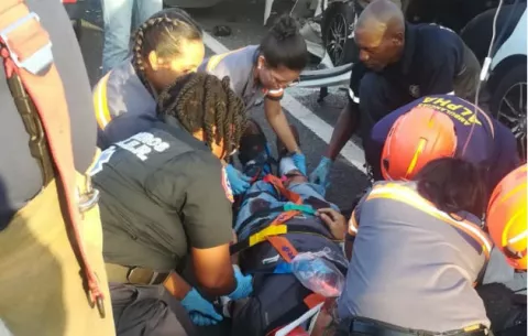 Bomberos logran sacar a hombre atrapado en accidente en la autopista Panamá-Colón