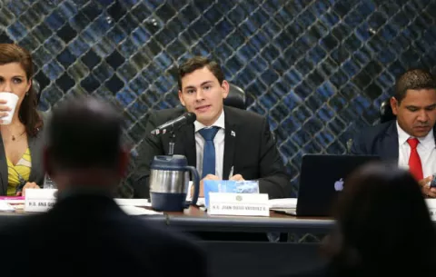 Raúl Pineda desacredita a Juan Diego Vásquez en la Comisión de Credenciales