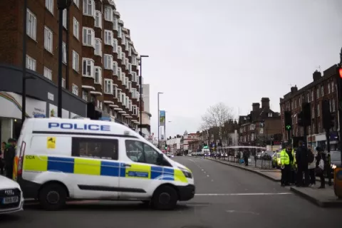 Dos personas son apuñaladas en un presunto acto terrorista en Londres