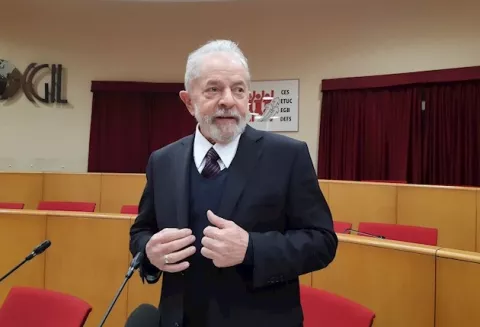 El papa a Lula: "Estoy contento de poder verlo caminando por la calle"