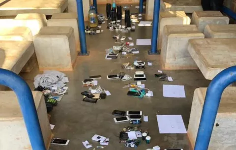 Policía Nacional decomisa armas punzocortantes y otros artículos prohibidos en La Nueva Joya